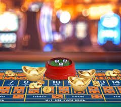 Dealer roulette live di platform judi bola dengan roda berputar dan layar taruhan digital