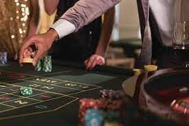 Metode pembayaran di platform judi bola termasuk DANA, OVO, GoPay, dan bank lokal